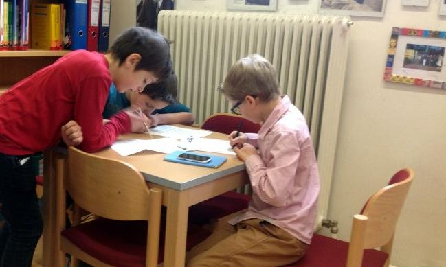 kinder in der bibliothek